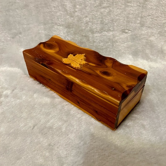 Vintage Souvenir Jewelry Box made of cedar Canada Leaf - Picture 8 of 10